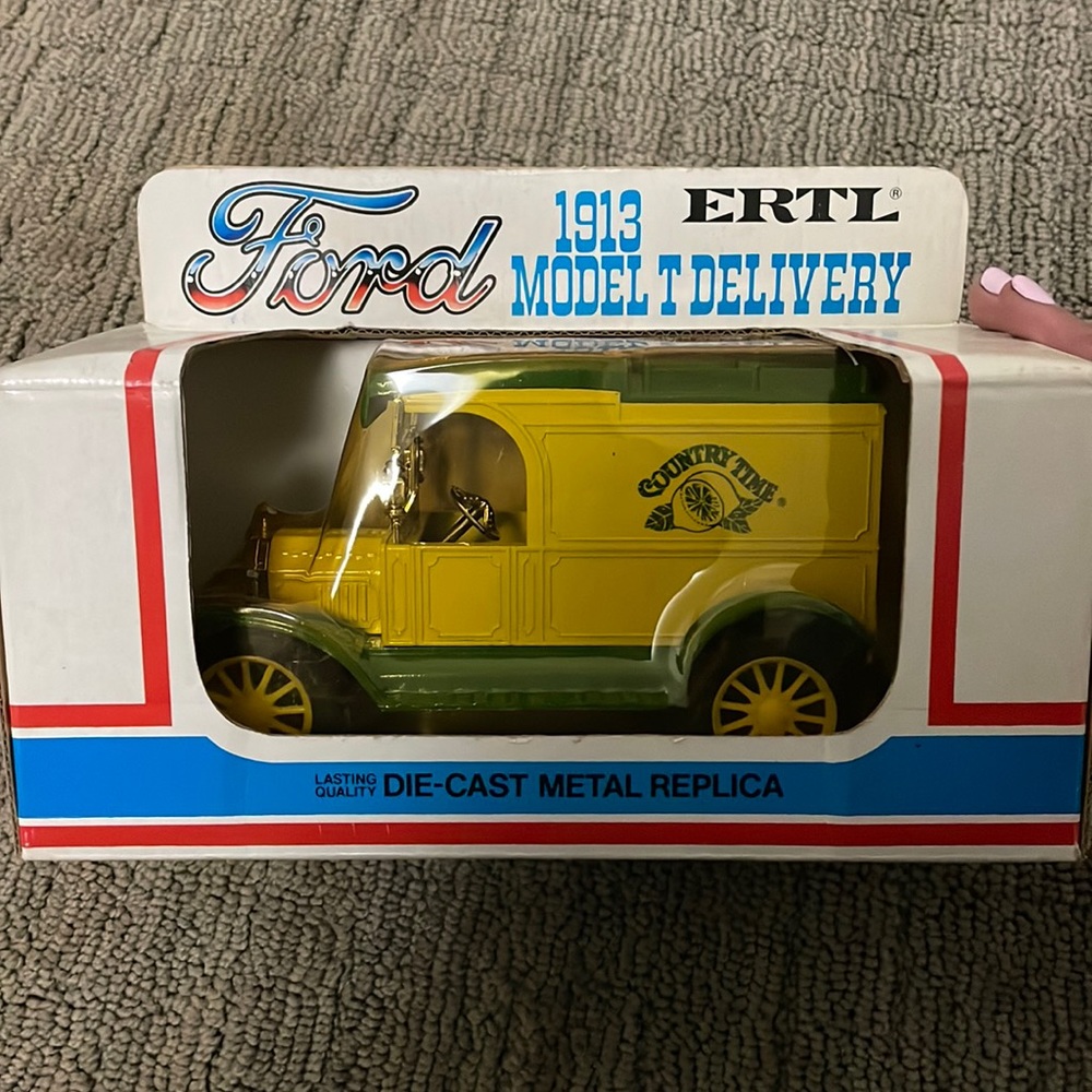 Ford 1913 Model T Delivery die cast metal replica NWT